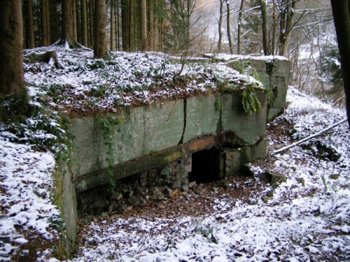 Разрушенный бункер