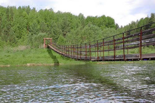 Подвесной мост через реку Каква